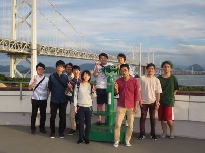 瀬戸大橋を背景に記念写真